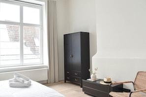 2 slaapkamers, een strijkplank/strijkijzer, reisbedje, wifi