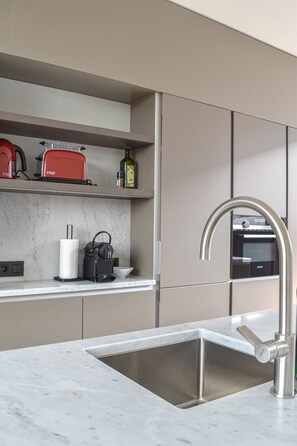 Frigorifero, microonde, forno, piano cottura