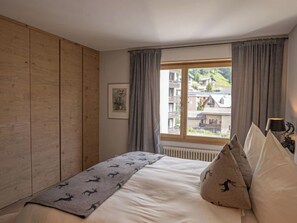 2 bedrooms, iron/ironing board, WiFi