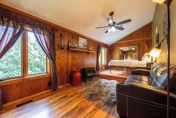 4 bedrooms, desk, iron/ironing board, WiFi