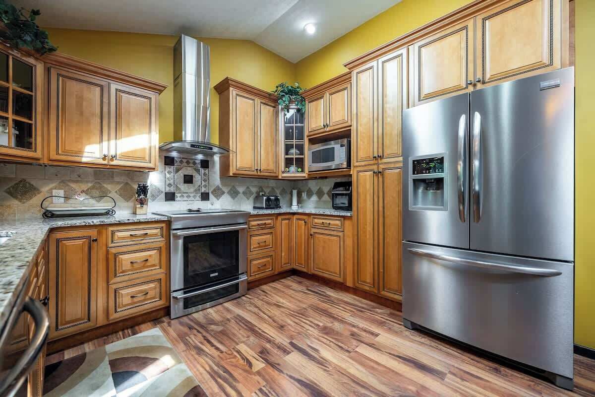 Frigorífic, microones, forn i placa de cuina 