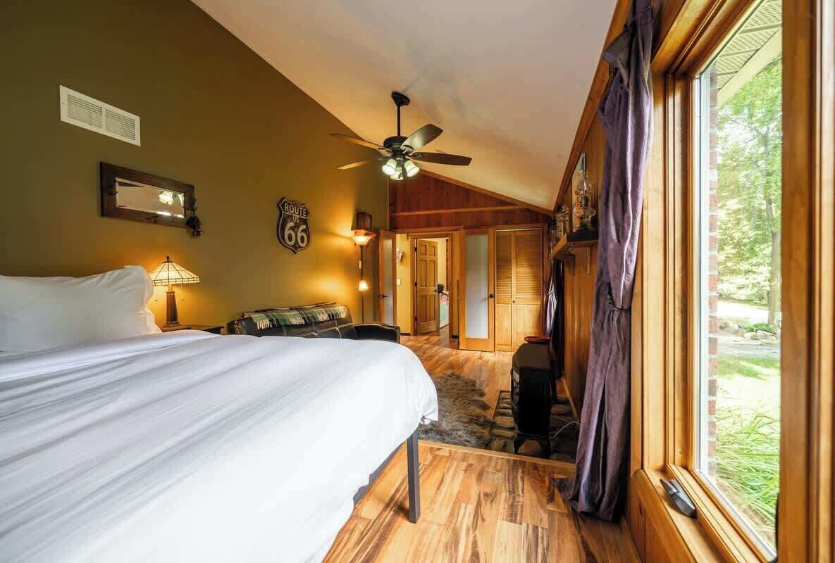 4 habitaciones, tabla de planchar con plancha, wifi y ropa de cama 