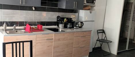 冷蔵庫、電子レンジ、コンロ、コーヒー / ティーメーカー