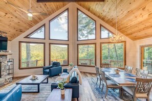 Televisio, takka, videopelejä, työhuone