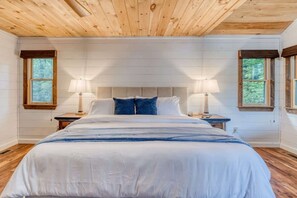 4 bedrooms, iron/ironing board, travel cot, WiFi - 4BR Pineview | Hot Tub & Scenic Views | Arcade (Blue Ridge Mountains)