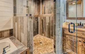 Dusche, Haartrockner, Handtücher, Shampoo