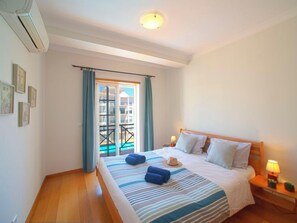 2 soveværelser, skrivebord, internetforbindelse