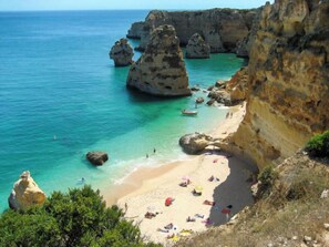 Una playa cerca