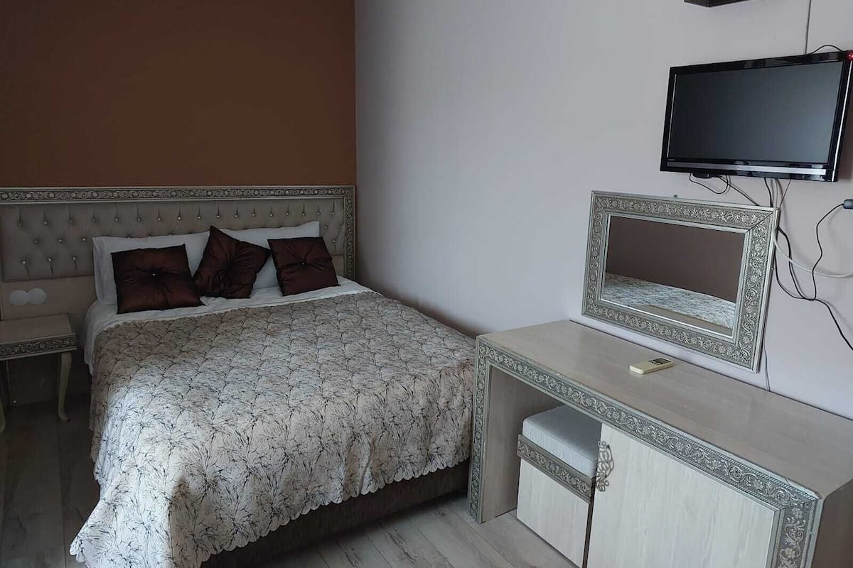 Economy Triple Room | In-room safe, desk, soundproofing, iron/ironing board