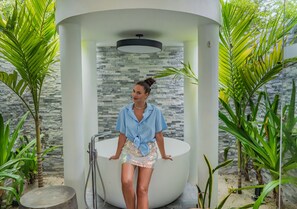 Minibarvarer (inkludert), safe på rommet og individuelt dekorert