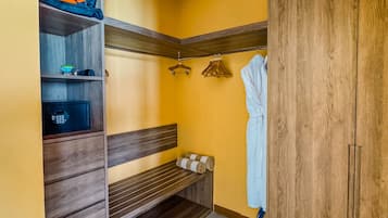 Vestidor con estantes de madera, un banco y perchero.