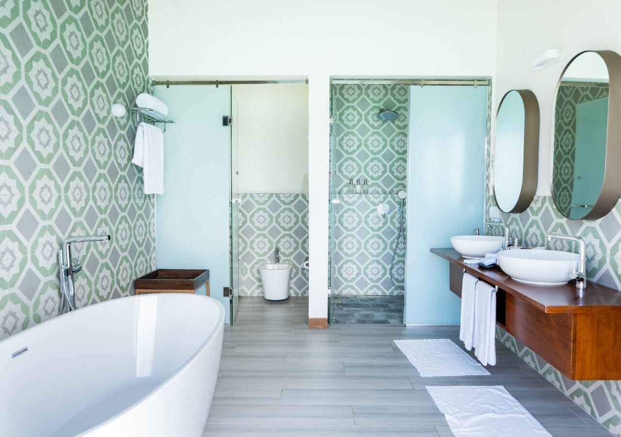 Ein modernes Badezimmer mit einer freistehenden Badewanne, zwei Waschbecken und einem großen Spiegel.