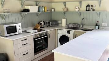 Frigorífic, microones, forn i placa de cuina