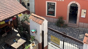 A building with a sign reading "Képkeretezes" and a visible entrance. - Győr (Gyor)