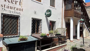 Mặt tiền nơi lưu trú