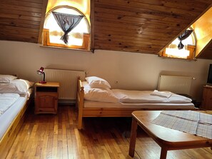Habitació quàdruple clàssica | Un bressol de viatge, wifi gratuïta i roba de llit 