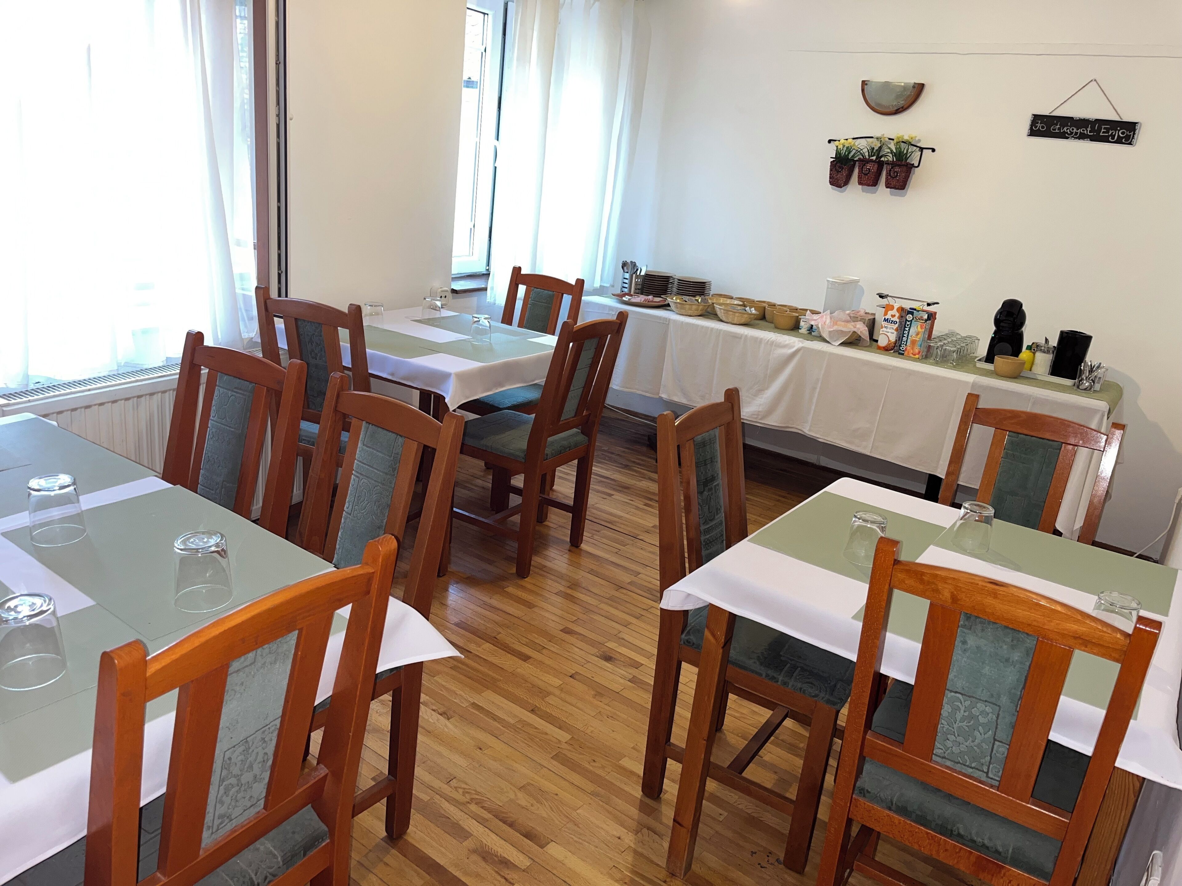 Petit déjeuner continental (2500 HUF par personne)