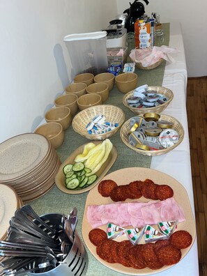 Se ofrece un desayuno continental (2500 HUF por persona)