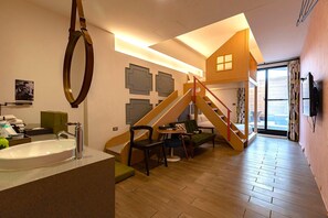 Desk, soundproofing, bed sheets - 321 B&B (Hualien City)