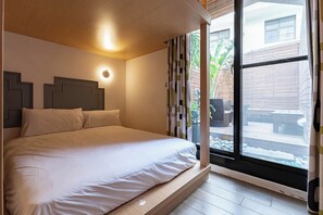 デスク、防音設備、ベッドシーツ