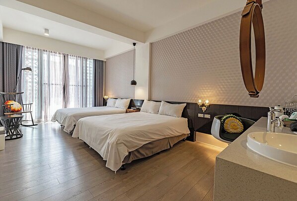 デスク、防音設備、ベッドシーツ