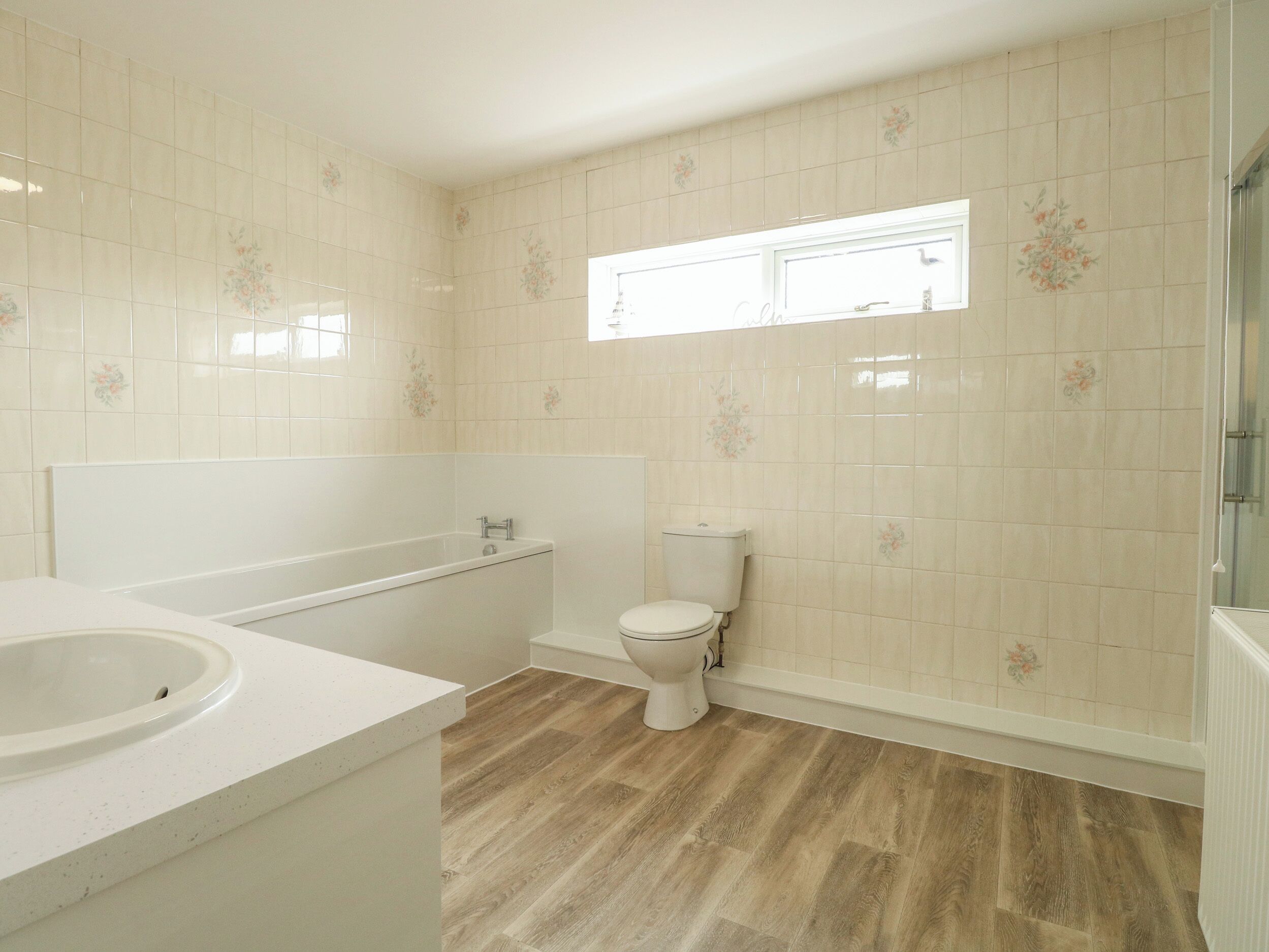 Un baño con bañera, inodoro y lavabo.