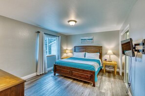 6 bedrooms, desk, iron/ironing board, travel crib - Sleeps 14, 7 Bedrooms 3800 Sq Ft With Hot Tub (Kodiak Island Borough)