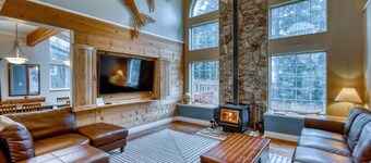 Sleeps 14, 7 Bedrooms 3800 Sq Ft With Hot Tub
