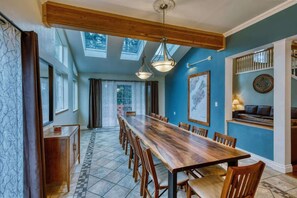 Dining - 7BR Hot Tub Lodge • Sleeps 14 • Kodiak (Kodiak)