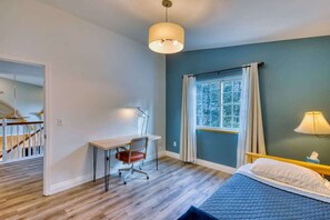 6 bedrooms, desk, iron/ironing board, travel crib - 7BR Hot Tub Lodge • Sleeps 14 • Kodiak (Kodiak)