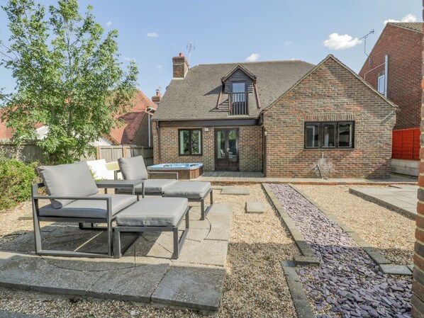 Property grounds - Amazing Cottage (Sheerness)