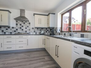 Fridge, dishwasher, electric kettle, toaster - Amazing Cottage (Sheerness)