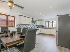 Fridge, dishwasher, electric kettle, toaster - Amazing Cottage (Sheerness)