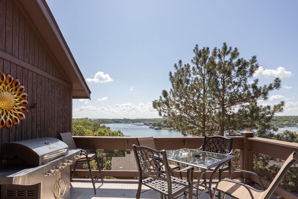 Outdoor dining - Knolls 1234 - Top Floor Condo with Great View! (Osage Beach)