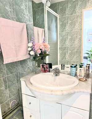 Doccia, bidet, asciugamani, sapone
