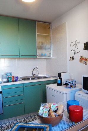 Réfrigérateur, micro-ondes, plaque de cuisson, cafetière/bouilloire