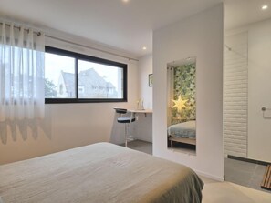 2 bedrooms, desk, Internet