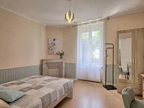 2 soverom, skrivebord, strykejern/-brett og internettilgang