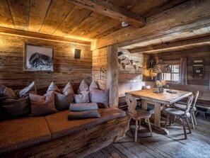 Hefðbundinn fjallakofi | Stofa