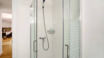 Dusche, Haartrockner, Handtücher