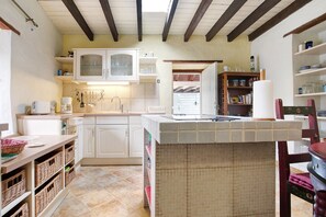 Jääkaappi, uuni, liesi, astianpesukone