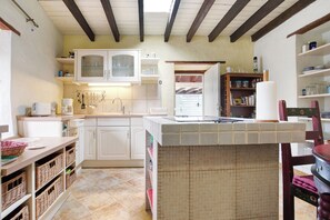 Fridge, oven, stovetop, dishwasher