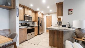 KĂŒhlschrank, Mikrowelle, Ofen, Herdplatte