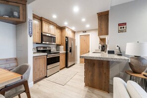 冷蔵庫、電子レンジ、オーブン、コンロ