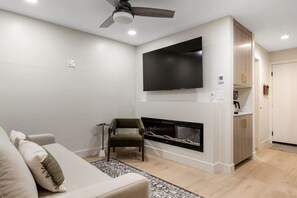 Smart TV, fireplace