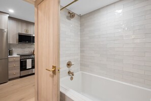 Een koelkast, een magnetron, een oven, een kookplaat