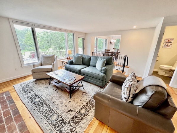 Smart-TV, Kamin, Bücher