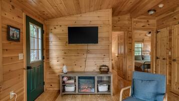 3 makuuhuonetta, työpöytä, silitysrauta/-lauta, vauvan matkasänky