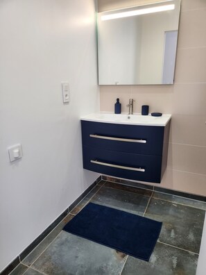 Dusche, Haartrockner, Handtücher, Seife