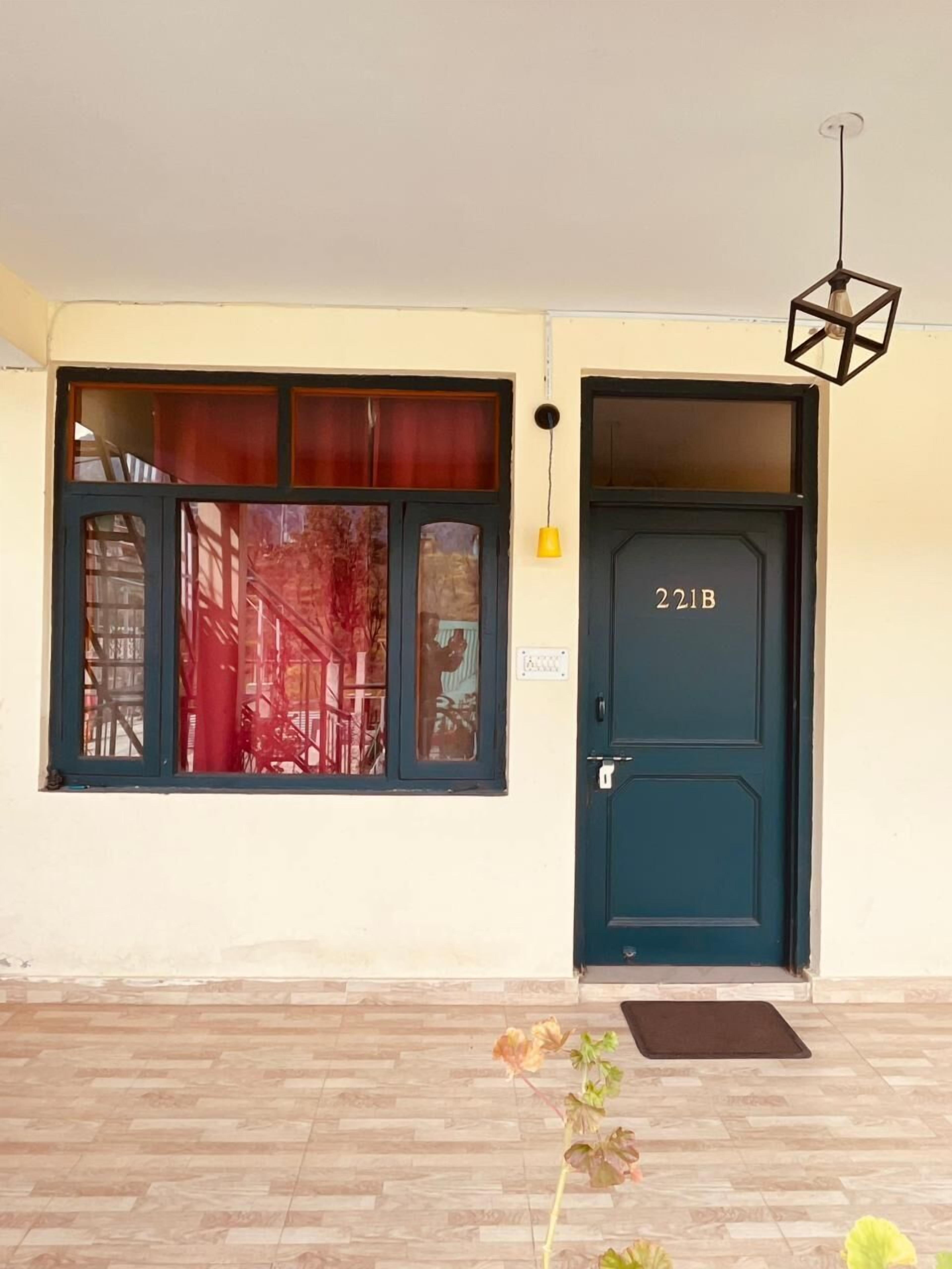 办公桌、笔记本电脑工作区、免费 WiFi